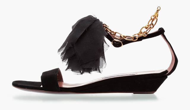 <br />シフォンやゴールドチェーンのあしらいがポイントに。フラットサンダル3万7800円（ロートレ ショーズ／バーニーズ　ニューヨーク新宿店　Tel. 03-3352-1200）