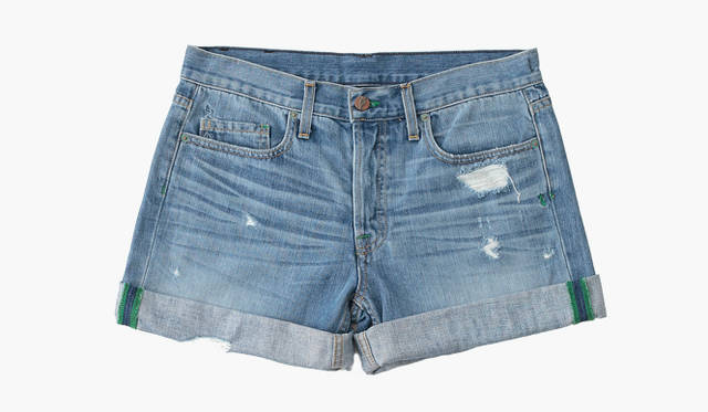 <br />  ほどよいダメージ加工にロールアップが気分。白シャツとコーディネイトして、アメリカンノスタルジックな雰囲気で着こなしたい。デニムショートパンツ2万4150円（ゼネティック デニム／伊勢丹新宿店 Tel. 03-3352-1111）