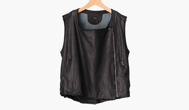 <br />  一見ハードなライダースふう黒レザートップス。ランジェリーやレースのあしらわれたアイテムと合わせてミックスコーディネイトを楽しみたい。ベスト7万2450円（シシ／伊勢丹新宿店 Tel. 03-3352-1111）