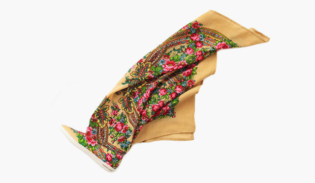 <br />  スニーカーにスカーフがあしらわれていて、脚に巻きつけて履くタイプのブーツ。どこかノスタルジックなテキスタイルが魅力的。スタイリングのアクセントに。ブーツ3万4650円（ルーシー／伊勢丹新宿店 Tel. 03-3352-1111）