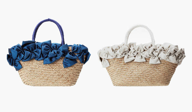   定番のかごバッグは、今シーズンはリボン付きを選んでフェミニンに。かごバッグ（ホワイト）2万5200円、（ブルー）2万1000円（ラドロー／伊勢丹新宿店 Tel. 03-3352-1111）