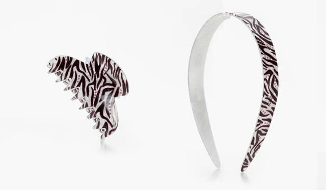 <br />  ゼブラ柄にところどころピンクのスワロフスキーがグラデーションであしらわれて。ヘアクリップ1万7325円、カチューシャ1万4700円（アレクサンドル ズアリ／伊勢丹新宿店 Tel. 03-3352-1111）