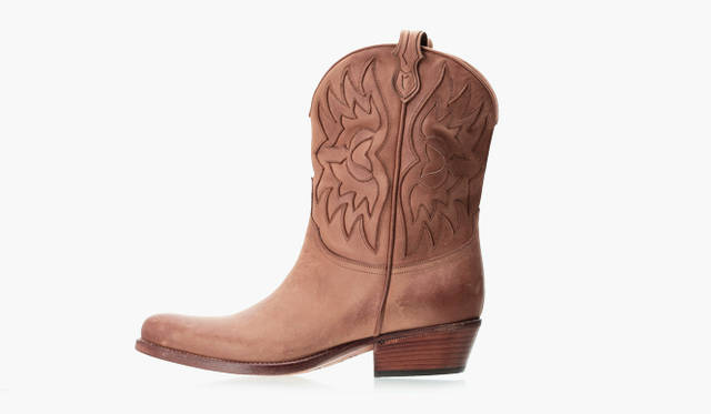 <br />  人気のサルトルから今シーズン登場したのは、ミックスコーディネイトに活躍しそうなウエスタンブーツ。10万3950円（サルトル／伊勢丹新宿店 Tel. 03-3352-1111）