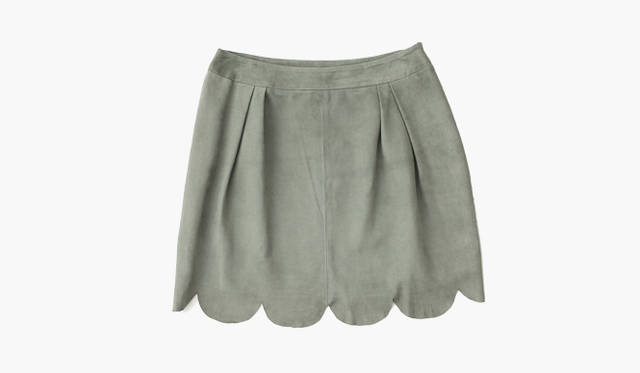 <br />  スカラップト・エッジがポイントのスエードスカート。スモーキーな色合いが程良い大人っぽさを醸す。スカート1万8900円（カルマ／ユナイテッドアローズ 原宿本店 ウィメンズ館　Tel. 03-3479-8176）