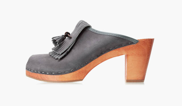 <br />  今シーズン注目のサボ。グレーのレザーにタッセルがほどこされた、トラッドミックスのデザインが新鮮。サボ3万5700円（ナンバーシックス／ユナイテッドアローズ 原宿本店 ウィメンズ館　Tel. 03-3479-8176）