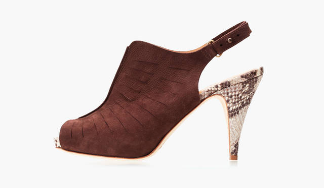 <br />  落ち着いた印象を与えてくれるブラウンのスエードに、ヒールのリザード使いがエレガント。ワンランク上のサファリを演出してくれる。オープントゥブーティ4万6200円（ペリーコ／ユナイテッドアローズ 神戸元町店　Tel. 078-331-2650）