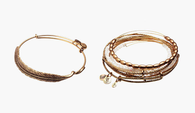 <br />  さまざまなモチーフをじゃらじゃら重ね着けしたい。左から。フェザーモチーフのブレスレット5985円、7連ブレスレット1万4700円（アレックス アンド アニー／ユナイテッドアローズ 原宿本店 ウィメンズ館　Tel. 03-3479-8176）