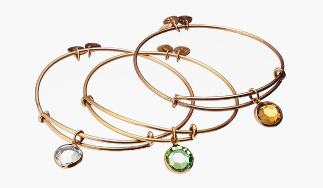 <br />  春夏の着こなしのポイントに、鮮やか色石を加えて。ブレスレット　各2835円（アレックス アンド アニー／ユナイテッドアローズ 原宿本店 ウィメンズ館　Tel. 03-3479-8176）