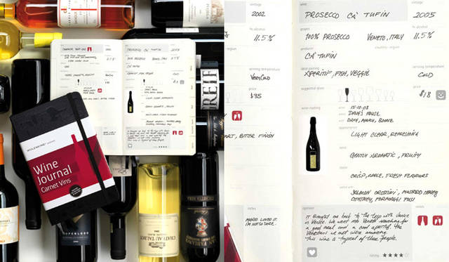 モレスキン│ワイン ジャーナル<br>スパークリング、白ワイン、ロゼなどジャンルに分けて記録できるフォーマット。白紙ページにはエチケットを貼るなど工夫次第でオリジナルの一冊に