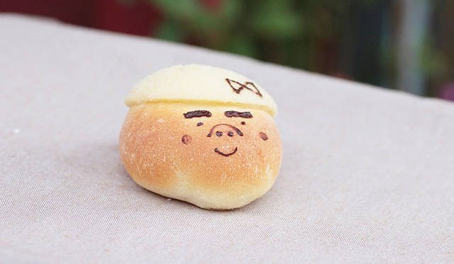 パサージュ ア ニヴォ｜チョコレートで描かれた顔の表情が、ひとつひとつ違う「カスタメロン」。今日はどの顔のカスタメロンを家に連れて帰るか、迷うのも楽しみだ。バニラビーンズの香るカスタードクリーム入り。焼き上がり予定時間 11:30　1個150円