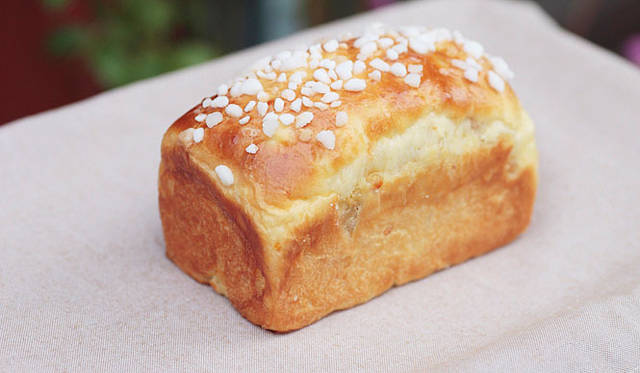 パサージュ ア ニヴォ｜バターと卵がたっぷり入ったブリオッシュ生地に、オレンジピール、レモンピールが入った「ムナ」。トッピングのあられ糖がアクセントの、柔らかく食べやすいパン。焼き上がり予定時間 8:00　1個 420円