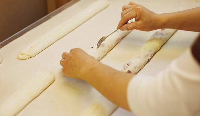 パサージュ ア ニヴォ｜バゲットにすばやくクープ（切り込み）を入れる。何気なく見える作業だが、焼き上がったバゲットの、口当たりや味わいを大きく左右する、大切なひと過程だ　