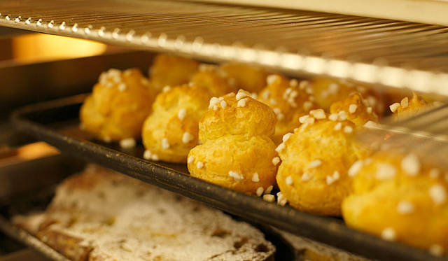 パサージュ ア ニヴォ｜コロッとした形がかわいい「シュケット」（1個200円）は、焼いたシュー生地にあられ糖をまぶしたもの。フランスのパン屋さんでは定番のお菓子だ