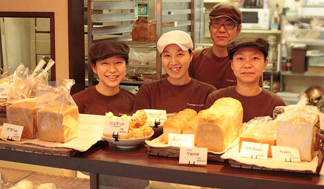 パサージュ ア ニヴォ｜左から大和祥子シェフ、サンドウィッチなど担当の後藤さん、販売担当の大和 真さん、スタッフの林さん。チームの一体感で店を盛り上げる