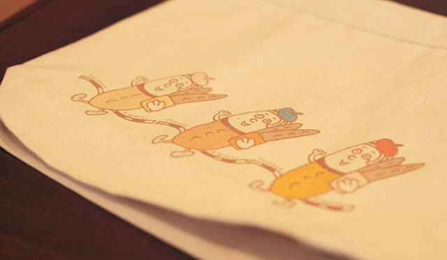 パサージュ ア ニヴォ｜イラストレーター斎藤ひろこさん作のオリジナルキャラクター「バゲットくん」。そのユーモラスな表情は一度見たら忘れられない。店内にディスプレイされたエコバッグは、残念ながら非売品だ