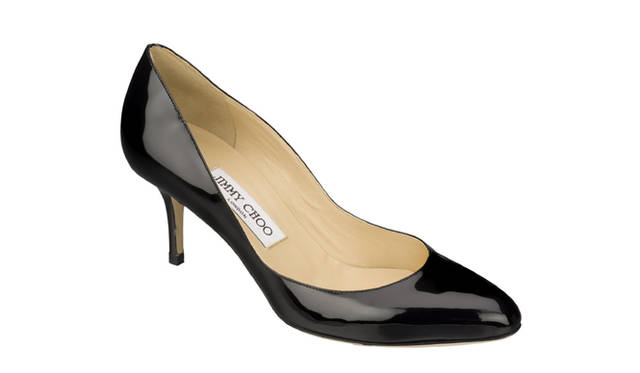 ジミー チュウ｜JIMMY CHOO｜ヒールが程よい高さで、履きやすさも抜群。黒のパテントパンプス「IRENA」6万900円（JIMMY CHOO　Tel. 03-5413-1128）