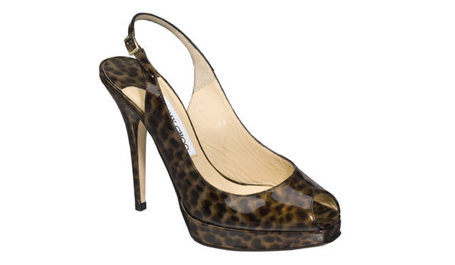 ジミー チュウ｜JIMMY CHOO｜レオパードプリントは着こなしのポイントにも最適。サンダル「NOVA」9万2400円（JIMMY CHOO　Tel. 03-5413-1128）