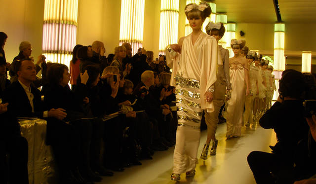 CHANEL｜シャネル　2010年春夏オートクチュールコレクションより。