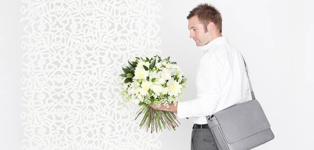 <strong>LOUIS VUITTON TAIGA｜ルイ・ヴィトン 「タイガ・ライン」</strong><br />  メッセンジャーバッグ“ロマンGM（グラシエ）” 21万7350円<br />パーテーション“モジュラリ（スワール）”［1セット12シート入り。画像は2セット使用］ 5880円（リビング・モティーフ Tel. 03-3587-2784）