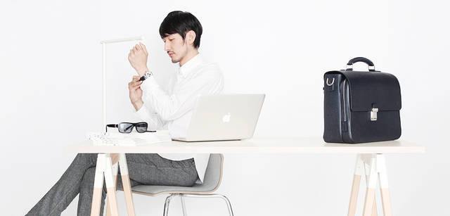 <strong>LOUIS VUITTON TAIGA｜ルイ・ヴィトン 「タイガ・ライン」</strong><br />  ブリーフケース“ヴァシリGM（ボレアル）” 27万3000円<br />トレッスルデスク（ホワイト） 12万6000円（CIBONE AOYAMA Tel. 03-3475-8017）、テーブルライト“ライトイヤーズ（モンドリアン）” 6万5100円（リビング・モティーフ Tel. 03-3587-2784）