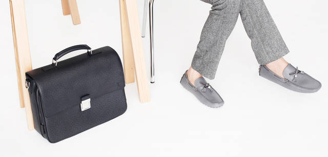 <strong>LOUIS VUITTON TAIGA｜ルイ・ヴィトン 「タイガ・ライン」</strong><br />  ブリーフケース“ヴァシリGM（ボレアル）” 27万3000円、モカシン“イモラ・ライン カーシュー（グラシエ）” 7万5600円