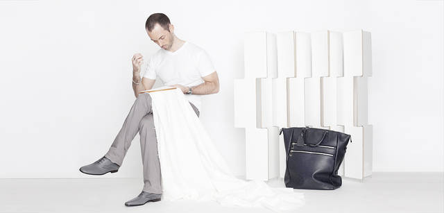 <strong>LOUIS VUITTON TAIGA｜ルイ・ヴィトン 「タイガ・ライン」</strong><br />  トートバッグ“カバ・ジッペ（ボレアル）” 26万1450円、シューズ“メッセンジャー・ライン リシュリュー（グラシエ）” 9万7650円<br />パーテーション“S2” 9万2400円（E&Y Tel. 03-3481-5518）