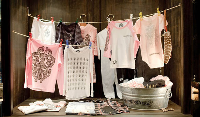 <b>CHROME HEARTS│クロムハーツ</b>　KIDS SWEAT HOODED ZIP FRONT (パーカ） 3万5700円、KIDS LS ロングスリーブTシャツ 1万1550円、KIDS LS ロングスリーブサーマル 1万2600円、KIDS SS 半袖Tシャツ 9450円
