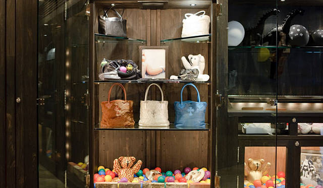 <b>CHROME HEARTS│クロムハーツ</b>　TOTE FS LINED（トートバッグ） 18万4800円、SHEARING FAR OUT（カンガルーレザートートバッグ） 22万500円、DAIPER BAG(おむつ用バッグ） 49万350円