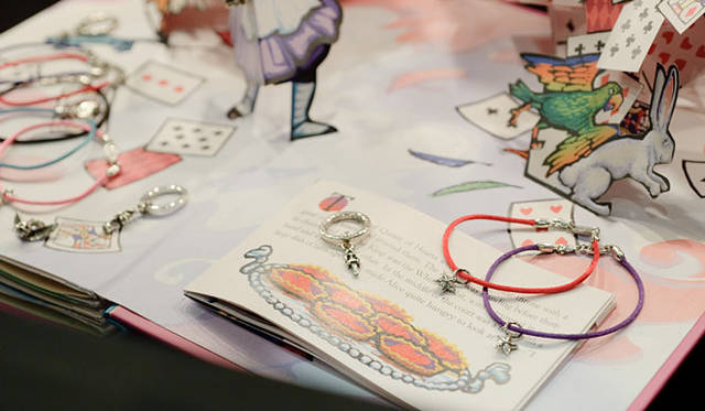 <b>CHROME HEARTS│クロムハーツ</b>　KZ ブレスレット（サテンリボンのブレスレット） 3万6750円、STACK RING 4万7250円