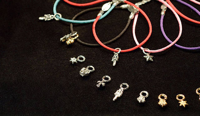 <b>CHROME HEARTS│クロムハーツ</b>　KZ ブレスレット（サテンリボンのブレスレット） 3万6750円、STACK RING 4万7250円