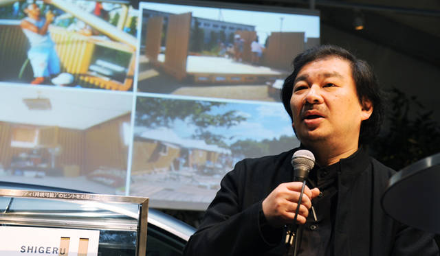 BMW Studio ONE｜阪神淡路大震災の仮設住宅について説明する坂 茂さん　　　　　