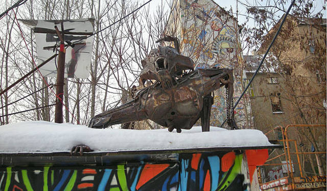 島田 明│その典型的な場所が、Galerie Tachelesという場所です。聞けば古い建物（元学校？）をアーティストたちが不法占拠して居座りつづけて作品をつくりつづけ、いまや市も諦めたのか？　もうヤリタイ放題となっていて、いまやベルリンの立派な観光名所になっておりました。こんなこと、許されるのはまさにベルリンのおおらかさゆえ。懐が深！　って感じですね。