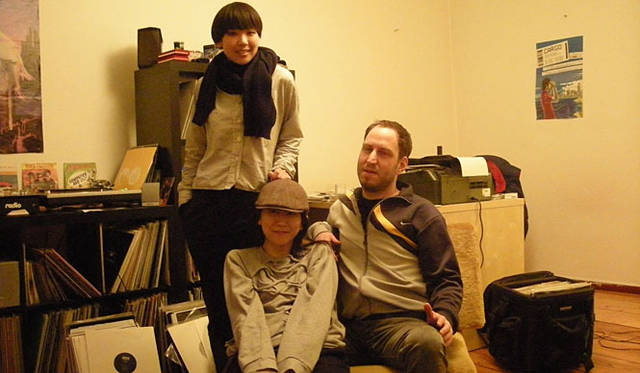 島田 明│右からElieさん、黒坂ちゃん、そしてマリちゃん。DJであるElieさんは、いい感じの選曲で我々をチルアウトさせてくれました。冬の間はイベントが少ないので、春に向けて冬眠中とか？