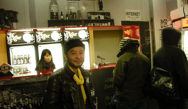 島田 明│にっこりほほ笑むのが洋介さん。人柄のよさが滲み出ていますよね。イベント当日はたくさんの来場者があり、大盛況。日本酒の熱燗を振る舞いつつ、これが日本流の伝統的おもてなしだぞ、と（笑）。