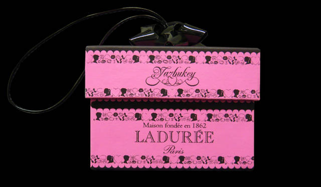 ラデュレ｜LADURÉE｜まるでハンドバッグのようなヤズ・ブッキーとのコラボレーションボックス。情熱的に真っ赤なマカロン6個入り。　2500円（ラデュレ／ラデュレ ジャパン）