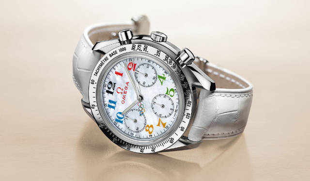 <em>オメガ｜OMEGA</em>／「オリンピック タイムレス コレクション」のスピードマスター レディス。裏蓋の五輪マークにも注目だ。