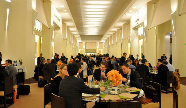 会場には世界各国の人々が集まる。