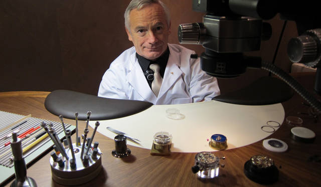 ジャガー・ルクルトの熟練時計師。超複雑モデルの組み立てデモンストレーションをブースで行った。