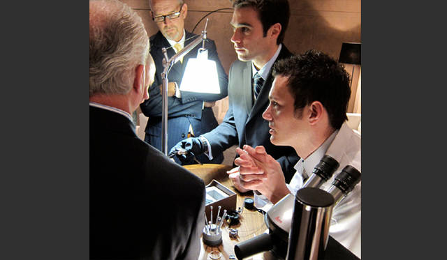 ジャガー・ルクルトのブース内にて。新機構について真剣に質問する来場者と答える技術者。