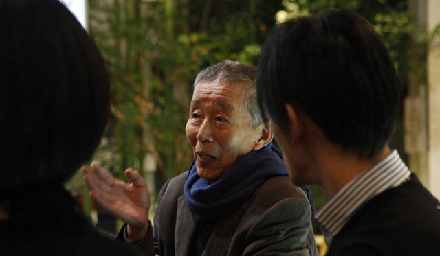 BMW Studio ONE｜トークショウ後にゲストの皆さんと会話を楽しむ龍村さん