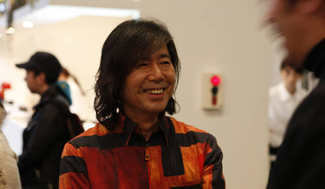 BMW Studio ONE｜トークショウ後にゲストの皆さんと会話を楽しむ井出さん