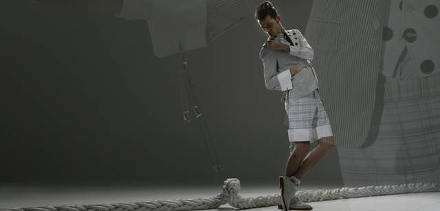 AS collection｜アズ コレクション｜ダブルカフスには、まるでカフスボタンのような感覚でペンダントトップとチェーンをあしらった。(ジュエリー：すべてAS collection Tel. 03-5468-6835)、ベスト13万7550円、タイ 1万7850円、ソックス 1万500円、シューズ 11万5500円、ジャケットとショーツは参考商品（すべてトム ブラウン／ステディ スタディ　Tel. 03-5469-7110）