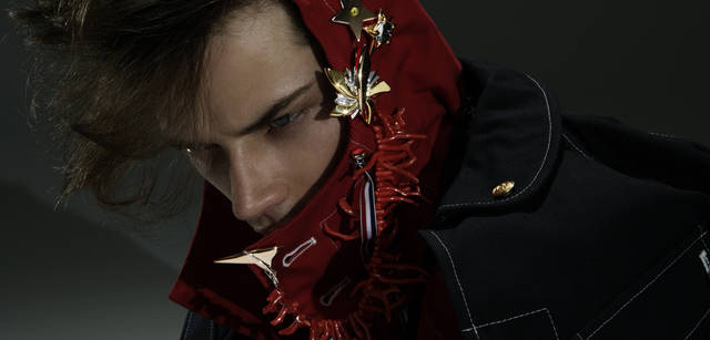 AS collection｜アズ コレクション｜すべて「prix homme」 フードに着けたブローチ　上から スター＆スペース：ブローチ[YG×ペリドット]63万円、スター＆スペース：ブローチ[YG×WG×オニキス]66万1500円、スター：ペンダントヘッド／ブローチ[PG×YG×WG]90万3000円、スター＆スペース：ペンダントヘッド／ブローチ[PG×WG]76万6500円（セット価格）、リゾートコレクション：ブレスレットとネックレス　ともに参考商品（すべてAS collection Tel. 03-5468-6835）