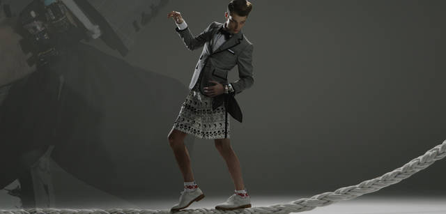 AS collection｜アズ コレクション｜スカーフにいくつものリングを重ねて通して、まるでブレスレットのように手首に。さまざまな色を重ねてオリジナリティをより際立たせたコーディネイト。(ジュエリー：すべてAS collection Tel. 03-5468-6835)、ジャケット 19万9500円、シャツ 2万5200円、ショーツ5万9850円、ソックス 1万500円、シューズ 11万5500円、ボウタイ 参考商品（すべてトム ブラウン／ステディ スタディ　Tel. 03-5469-7110）