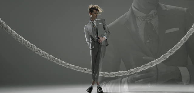 AS collection｜アズ コレクション｜タイの上にネックレスをあしらい、ピンをグラフィカルに留めていく。タイをしめたスーツのスタイリングも、これだけでモードな着こなしへと昇華。(ジュエリー：すべてAS collection Tel. 03-5468-6835)、スーツ 42万5250円、シャツ 2万5200円、タイ 1万8900円、ソックス 1万500円、シューズ 参考商品（すべてトム ブラウン／ステディ スタディ　Tel. 03-5469-7110）