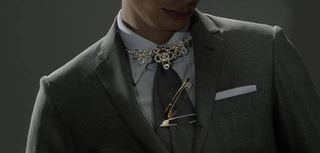 AS collection｜アズ コレクション｜「prix femme」オーダー／アルハンブラ：ネックレス[WG×YG×ダイアモンド×ピンクサファイア×ブルーサファイア]参考商品、「prix homme」プレーンピン／ピンブローチ　上から[WG]15万7500円、[YG]15万7500円、[WG×イエローサファイア]39万9000円、「prix femme」オーダー：リング[Pt×ダイヤモンド]参考商品、オーダー：リング[Pt]参考商品（すべてAS collection Tel. 03-5468-6835）