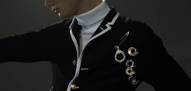 AS collection｜すべて「prix homme」 上から、プレーンピン／ピンブローチ[YG]15万7500円、ランセット：ペンダントヘッド／ブローチ[WG×PG×BG×ダイアモンド]140万7000円、パンタイル：ペンダントヘッド／ブローチ[YG×PG×WG]81万9000円、パンタイル：ペンダントヘッド／ブローチ[BG×WG×ツァボライト]91万3500円、パンタイル：ペンダントヘッド／ブローチ[WG×YG×スペサタイトガーネット×ダイアモンド]130万2000円、パンタイル：ペンダントヘッド／ブローチ[BG×WG×ツァボライト]91万3500円、パンタイル：ペンダントヘッド／ブローチ[YG×PG×WG]81万9000円（すべてAS collection Tel. 03-5468-6835）