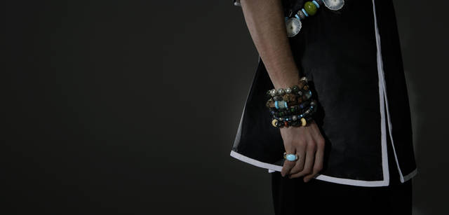 AS collection｜アズ コレクション｜すべて「prix homme」　リゾートコレクション：ブレスレット、ネックレス　すべて参考商品、モノリス cinque：リング[PG×BG×ターコイズ×ピンクサファイア×イエローサファイア]92万4000円（すべてAS collection Tel. 03-5468-6835）