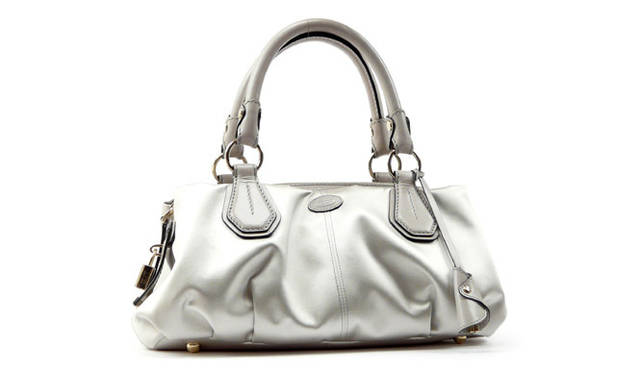 「TOD’S WABI COLLECTION―for KIMONO」　サテン（シルバー）　12万9150円（トッズ／トッズ・ジャパン）