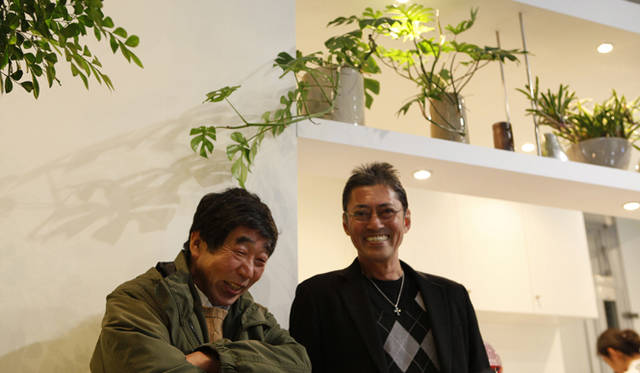 BMW Studio ONE｜談笑するモデレーターのロバート・ハリスさんと秋山さん